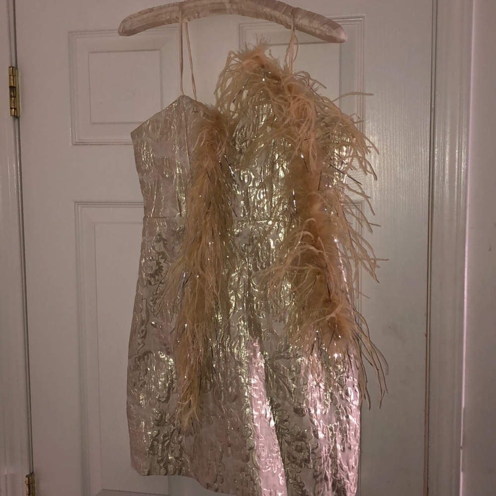 This beautiful feather and floral dress is a must✨